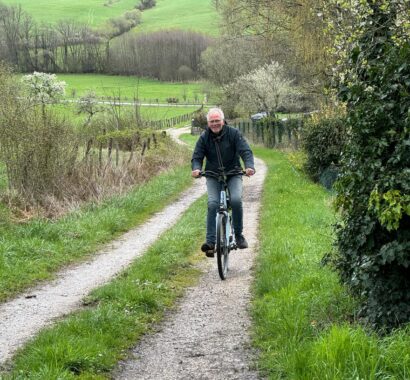 Man op fiets in weiland